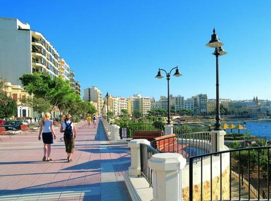 Contemporary, Luxury Apartment With Valletta And Harbour Views Слима Экстерьер фото